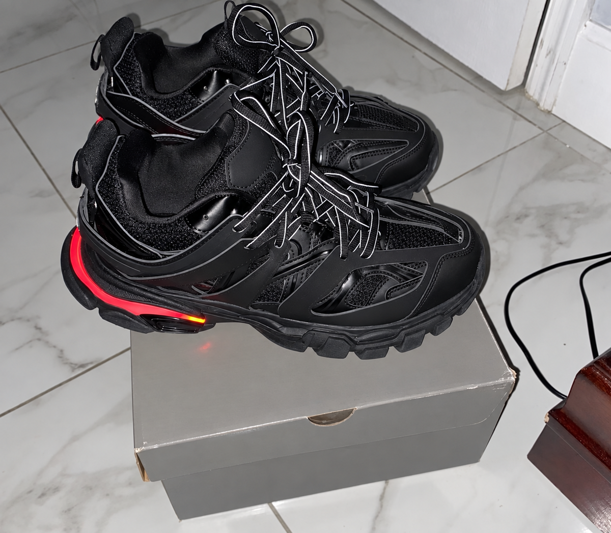 Balenblack Light – tenis negros reflectantes | Belivstyle (vista 1)